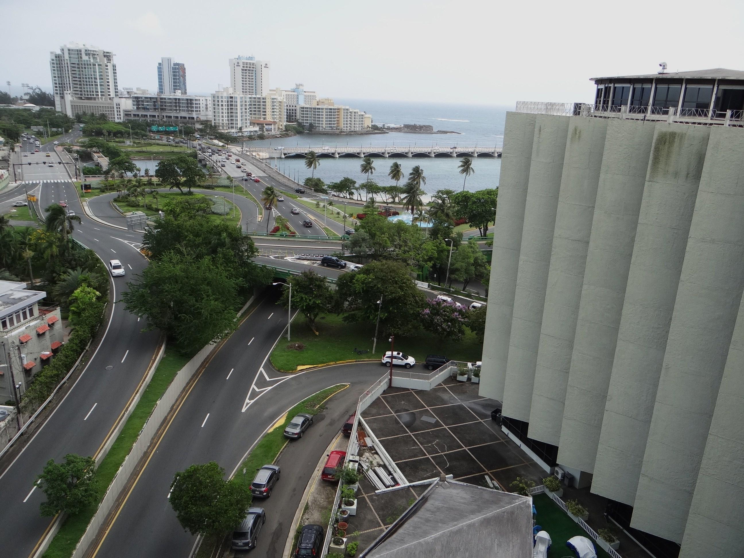 Vista desde la azotea del Edificio del Departamento de Justicia - San Juan (Miramar) - 2013 00020